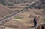 Quase no alto das ruínas incas de Pisac, observando a cidade e o Valle Sagrado, nas proximidades de Cusco, no Peru